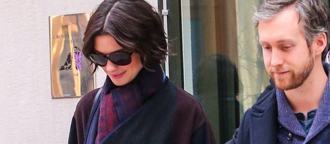 Anne Hathaway y Adam Shulman pasean por una calle de Nueva York