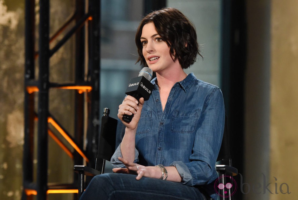 Anne Hathaway en los estudios  AOL de Nueva York