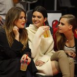 Kendall Jenner, Khloe Kardashian y Cara Delevingne en un partido de la NBA