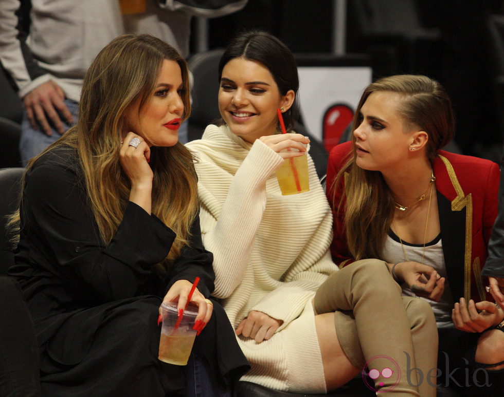 Kendall Jenner, Khloe Kardashian y Cara Delevingne en un partido de la NBA