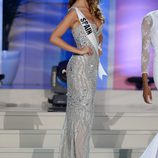 Desiré Cordero desfilando en traje de noche en la gala previa a la final de Miss Universo 2015