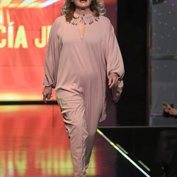 Mila Ximénez desfilando con un diseño de Paula García Junco en la Sálvame Fashion Week