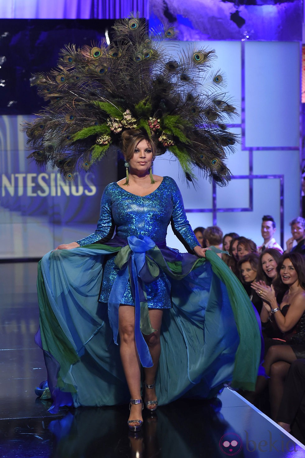 Terelu Campos desfilando con un diseño de Francis Montesinos en la Sálvame Fashion Week