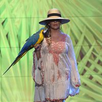 Lydia Lozano desfilando con un look playero en la Sálvame Fashion Week