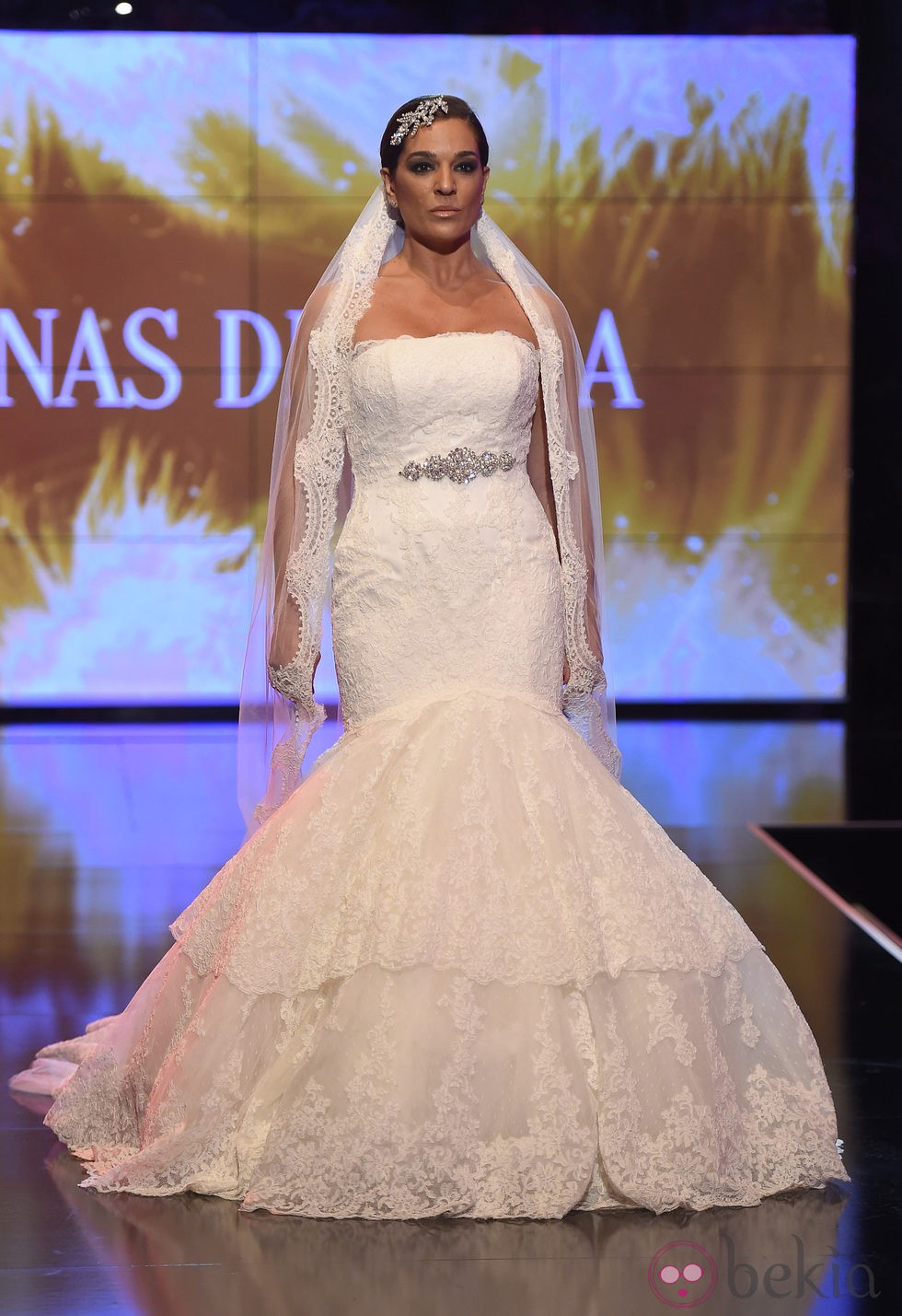 Raquel Bollo desfilando vestida de novia en la Sálvame Fashion Week