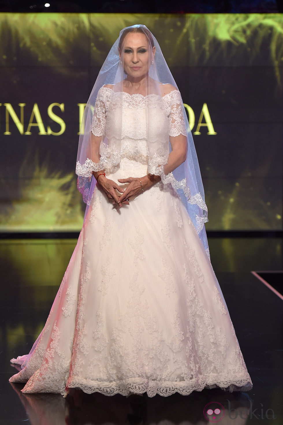 Rosa Benito desfilando vestida de novia en la Sálvame Fashion Week