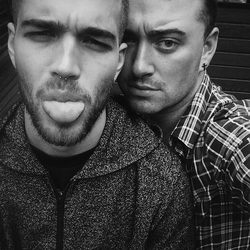 El cantante Sam Smith junto a su novio Jonathan Zeizel