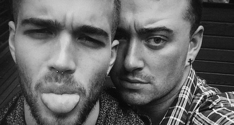 El cantante Sam Smith junto a su novio Jonathan Zeizel