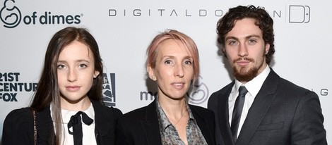 Sam Taylor-Johnson con su hija Angelica Jopling y su marido Aaron Taylor-Johnson