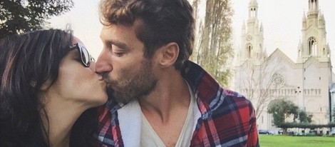 Raquel del Rosario y Pedro Castro se funden en un apasionado beso