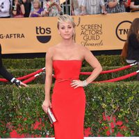 Kaley Cuoco en la alfombra roja de los Screen Actors Guild Awards 2015