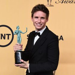 Eddie Redmayne posando con su SAG 2015