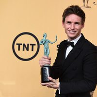 Eddie Redmayne posando con su SAG 2015