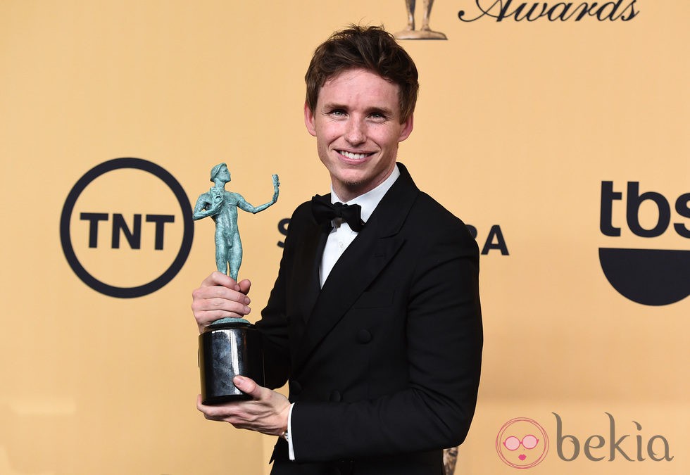 Eddie Redmayne posando con su SAG 2015