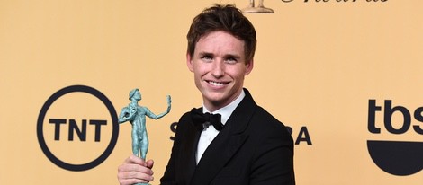 Eddie Redmayne posando con su SAG 2015