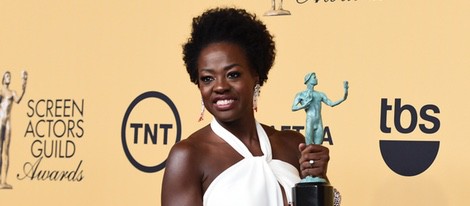 Viola Davis posando con su SAG 2015