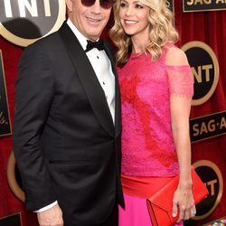 Kevin Costner y Christine Baumgartner en la alfombra roja de los Screen Actors Guild Awards 2015