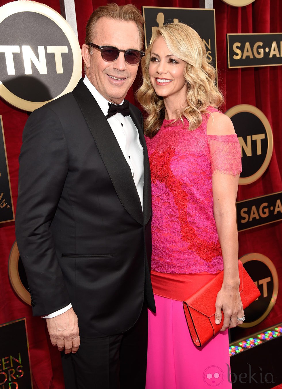 Kevin Costner y Christine Baumgartner en la alfombra roja de los Screen Actors Guild Awards 2015