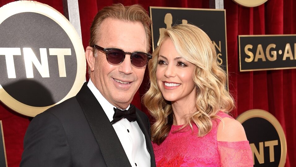 Kevin Costner y Christine Baumgartner en la alfombra roja de los Screen Actors Guild Awards 2015