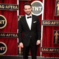 Charlie Cox en la lafombra roja de los Screen Actors Guild Awards 2015