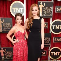 Maisie Williams y Sophie Turner en la alfombra roja de los Screen Actors Guild Awards 2015