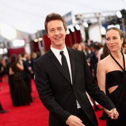 Edward Norton y Shauna Robertson en la alfombra roja de los Screen Actors Guild Awards 2015