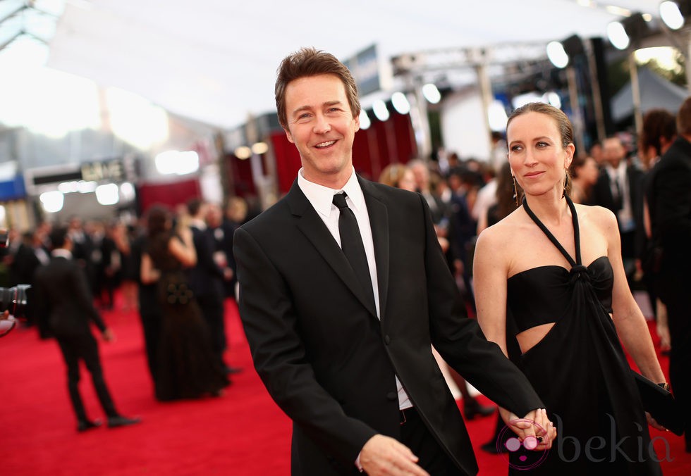 Edward Norton y Shauna Robertson en la alfombra roja de los Screen Actors Guild Awards 2015