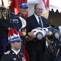 El Príncipe Alberto de Mónaco recibe regalos para los mellizos en el Rally de Montercarlo