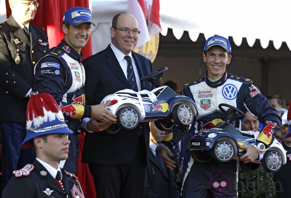 El Príncipe Alberto de Mónaco recibe regalos para los mellizos en el Rally de Montercarlo