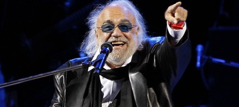 Demis Roussos durante un concierto en el palacio Istiqlol de Uzbekistan