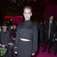 Alice Eve en el desfile de Schiaparelli en la Semana de la Alta Costura de París primavera/verano 2015