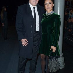 Salma Hayek y Francois-Henri Pinault en el desfile de Saint Laurent en la Semana de la Alta Costura de París primavera/verano 2015 