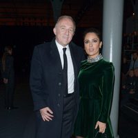 Salma Hayek y Francois-Henri Pinault en el desfile de Saint Laurent en la Semana de la Alta Costura de París primavera/verano 2015 