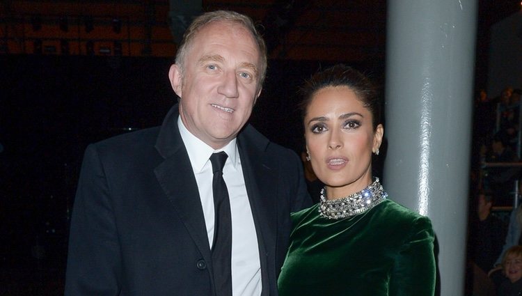 Salma Hayek y Francois-Henri Pinault en el desfile de Saint Laurent en la Semana de la Alta Costura de París primavera/verano 2015 