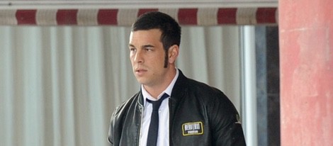 Mario Casas con una escopeta recortada en el rodaje de la película 'Toro'