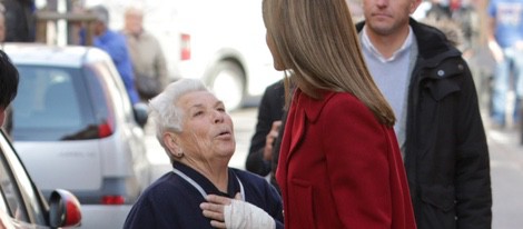 La Reina Letizia habla con una anciana antes de una reunión con FEDER