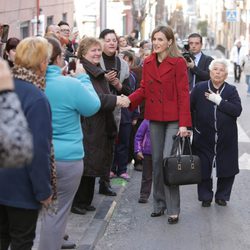 La Reina Letizia saluda a unas señoras antes de una reunión con FEDER