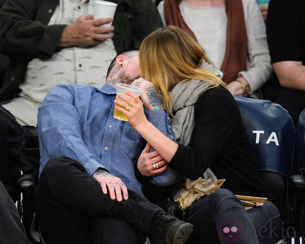 El beso de Cameron Diaz y Benji Madden en un partido de los Lakers en Los Ángeles