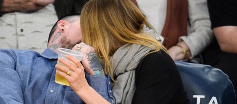 El beso de Cameron Diaz y Benji Madden en un partido de los Lakers en Los Ángeles