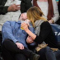 El beso de Cameron Diaz y Benji Madden en un partido de los Lakers en Los Ángeles