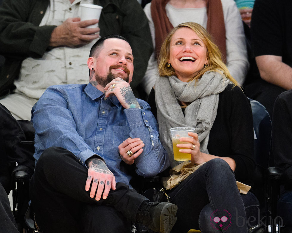 Cameron Diaz y Benji Madden pillados por la 'Kiss Cam' en un partido de los Lakers