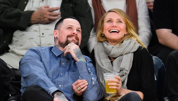 Cameron Diaz y Benji Madden pillados por la 'Kiss Cam' en un partido de los Lakers