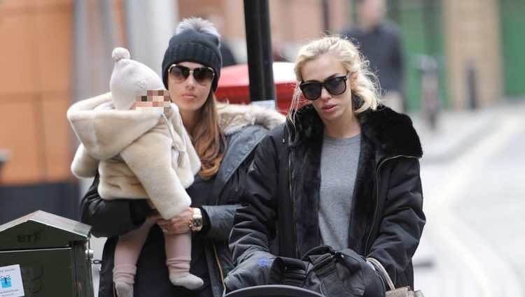 Tamara y Petra Ecclestone con sus hijas Sophia Rutland y Lavinia Stunt en el centro de Londres