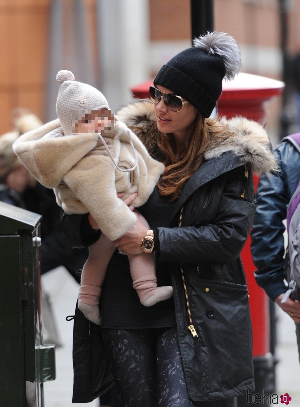 Tamara Ecclestone con su hija Sophia Rutland en el centro de Londres