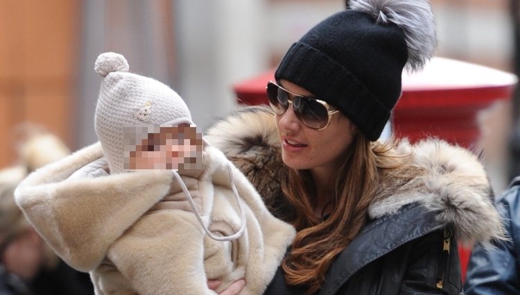 Tamara Ecclestone con su hija Sophia Rutland en el centro de Londres