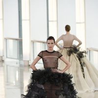 Nieves Álvarez desfilando para Stephane Rolland en la Semana de la Alta Costura primavera/verano 2015