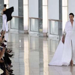 Nieves Álvarez desfilando con Stephane Rolland en la Semana de la Alta Costura primavera/verano 2015