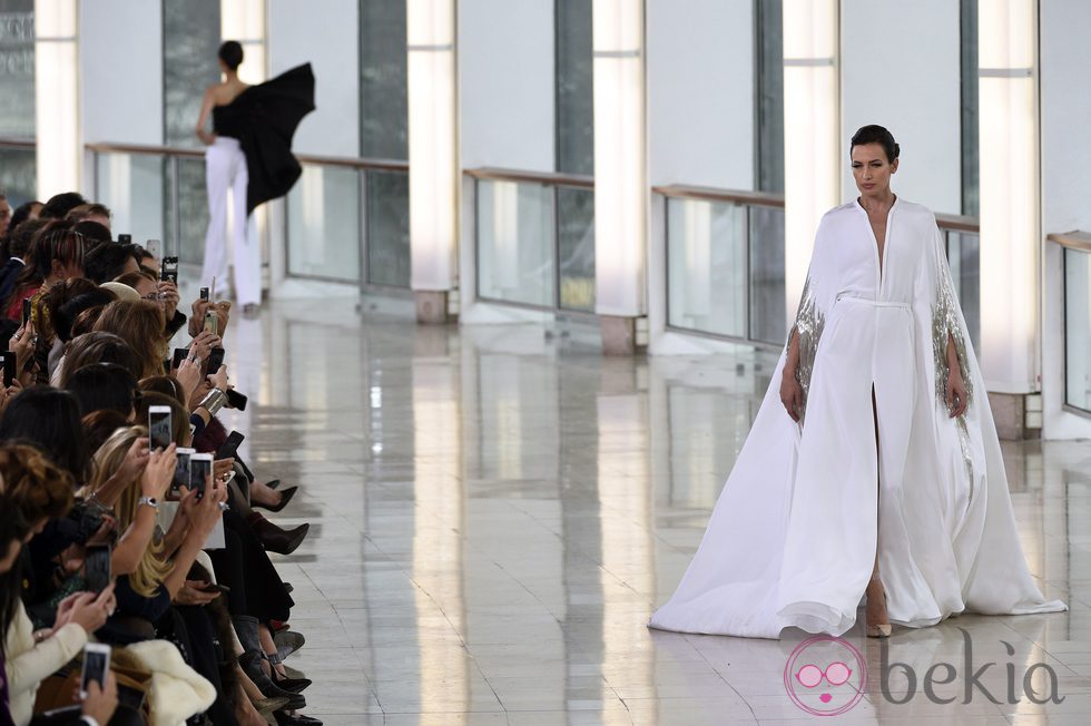 Nieves Álvarez desfilando con Stephane Rolland en la Semana de la Alta Costura primavera/verano 2015