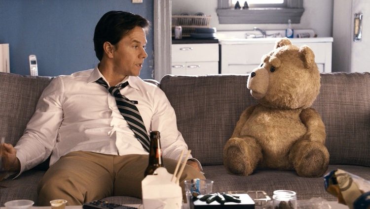 Mark Wahlberg y Seth MacFarlane en una escena de 'Ted'