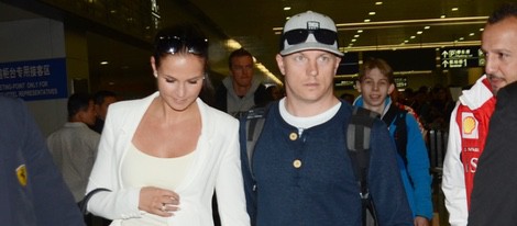 Kimi Raikkonen y su novia Minttu Virtanen en el Pudong Airport de Shanghai